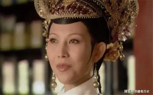 皇后蛊惑皇帝滴血认亲,甄嬛铤而走险献计,却被端妃善意提醒
