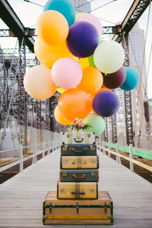 外国老夫妇拍飞屋环游记主题结婚照