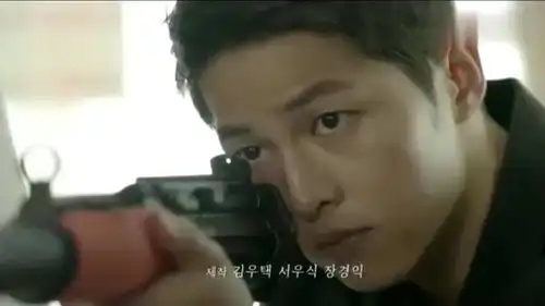 太阳的后裔玩具枪也能被宋仲基耍的这么帅,一旁的李光洙受不了
