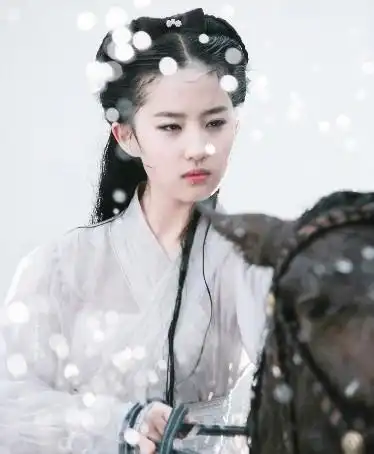 18年前刚出道的刘亦菲,皮肤水嫩如初熟蜜桃,天然清纯气质藏不住
