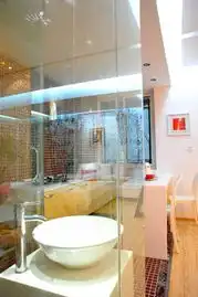 40平靓丽蜗居装修设计案例透明卫生间连客厅