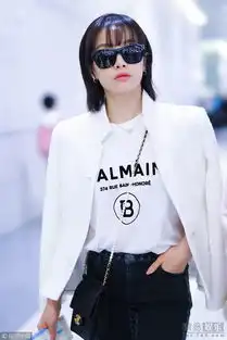 宋茜经典黑白配现身机场墨镜遮面气场十足