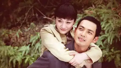 44岁李小冉携老公现身,男方斑秃明显皱纹多,夫妻同框似父女
