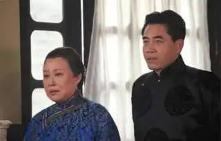 陈宝国的妻子,赵奎娥也是娱乐圈老戏骨,儿子陈月末更是帅气
