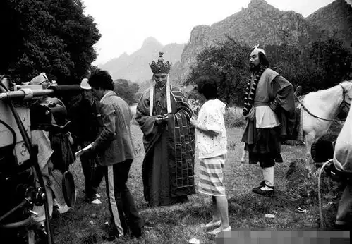 西游记珍贵剧照杨洁导演和徐少华去看望白龙马,没想到那么落魄
