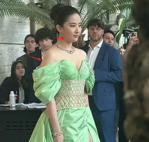 刘亦菲生图又翻车与海瑟薇同框显粗壮,舒淇被挤到面露尴尬
