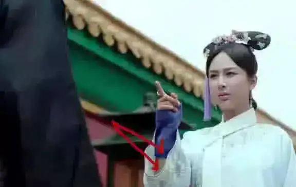 小孩子都能看出的穿帮镜头张无忌我忍了,手榴弹打飞机就过分了