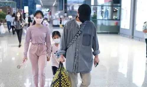 马伊琍晒女儿照片,小女儿跳跃抢镜,谁说单亲孩子不幸福
