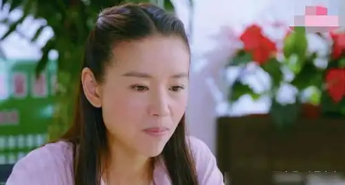 父母爱情董洁扮嫩演20岁少女,法令纹明显,被嘲像大妈