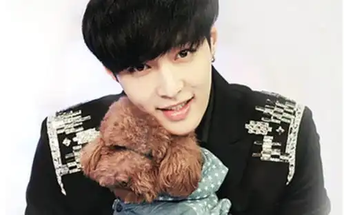 张艺兴家庭背景大曝光小绵羊家庭殷实母亲堪称潮妈
