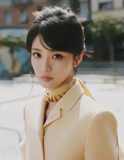 热搜第一当红女星被曝无牌照车占用应急车道,经纪公司回应