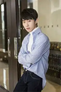 郑好出席天坑鹰猎上星发布会衬衫牛仔裤清爽大方
