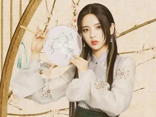 杨超越重紫路透,紫色眼影依旧美貌不愧是观众选出来的美女