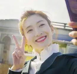 他陪江疏影去巴黎,曾到剧组探班,客串恋爱先生,但他俩却不可能
