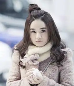 杉杉来了赵丽颖百变发型秀丸子头毛衣造型获赞
