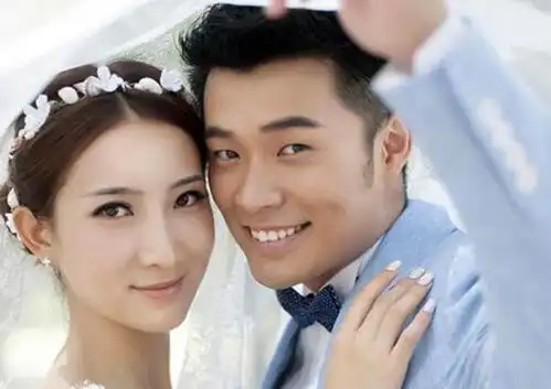 从再也不相信爱情了到恭喜,网友对明星离婚的态度为何天差地别
