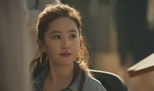 刘亦菲脱离滤镜演妈,撕碎了多少丫头教女明星的虚伪面具
