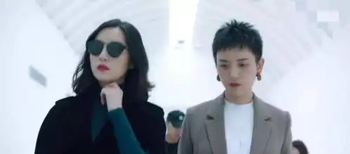 盛装第一集套用穿普拉达的女王梗,比拼16年前的时尚进步多少
