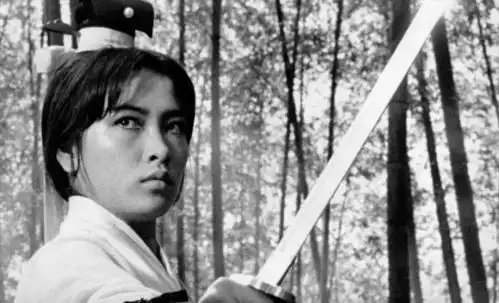 港圈两个女大佬出生贫寒老公独宠,掌管香港娱乐圈半壁江山