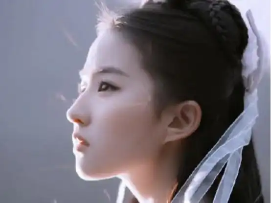 刘亦菲下马车路透照,氛围感十足,仿佛仙女落入人间
