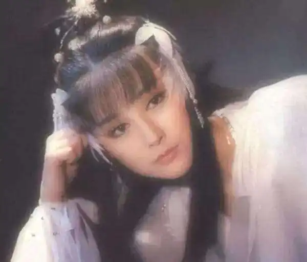 你们最喜欢哪个版本的小龙女,我最喜欢李若彤和刘亦菲,不相上下
