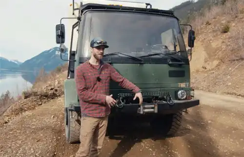 他低价买下1990年废旧卡车,豪装成12㎡蜗居,流浪生活已4年