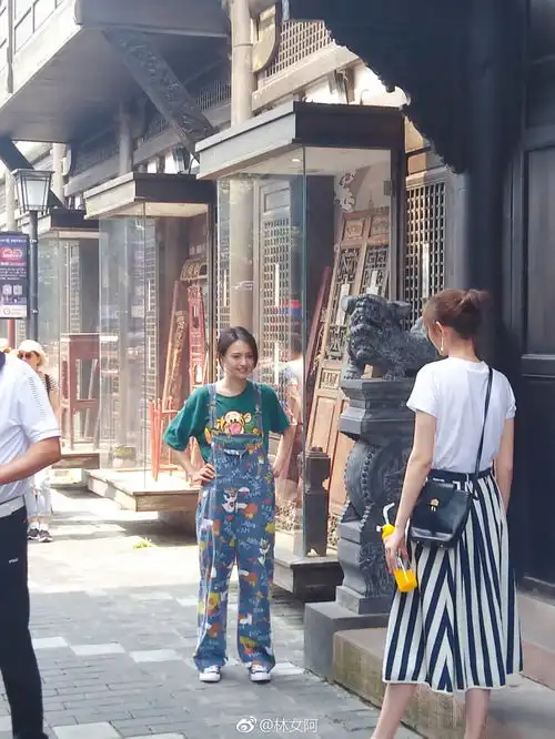 郑爽青春斗成都拍摄路透背带裤造型高萌
