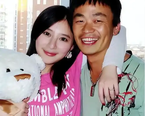 王宝强与女友共赴公司,白色穿搭尽显高雅默契