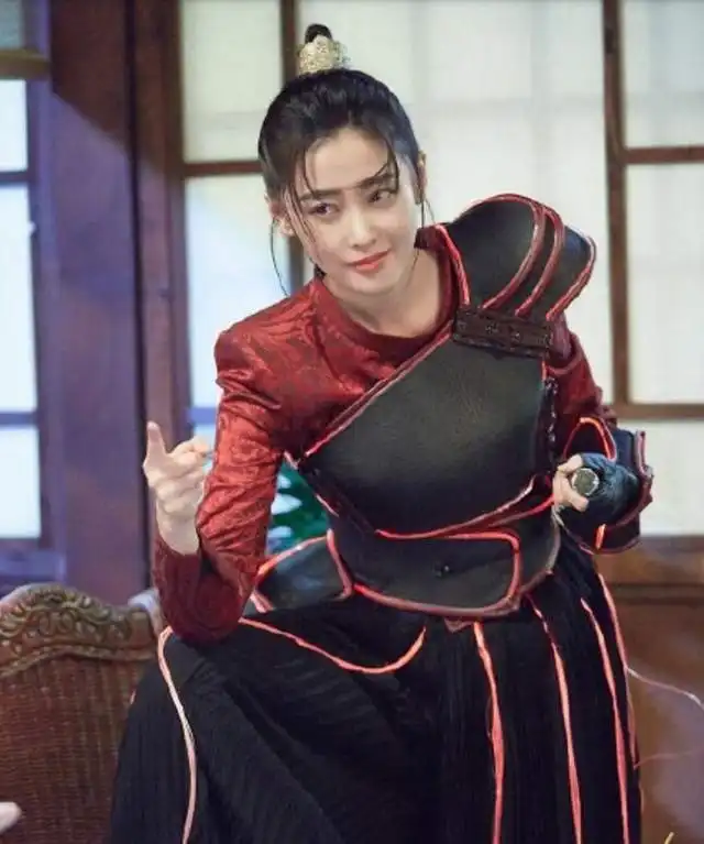 你永远可以相信张天爱的男装,太子妃又杀回来了,新剧照太飒了