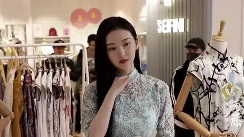 司藤花絮张彬彬景甜片场拍戏经常互动,旗袍是为她量身定做的
