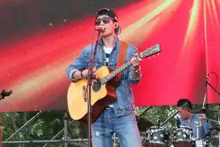 陈楚生献唱北京摇滚跑音乐节大秀吉他惹尖叫连连
