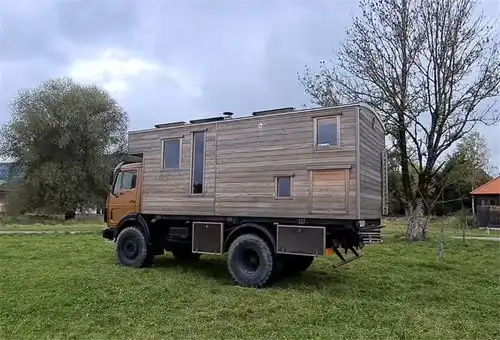 小夫妻带俩娃住进老旧卡车,将12㎡车厢变成1家4口蜗居,自在生活