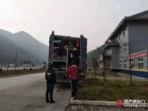 货车爆改蜗居房车成行走的招待所,上路吓呆交警,扣三分,罚款1200元
