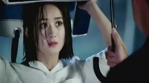 你和我的倾城时光林浅雨中奔跑时,送伞来的这个人到底是谁
