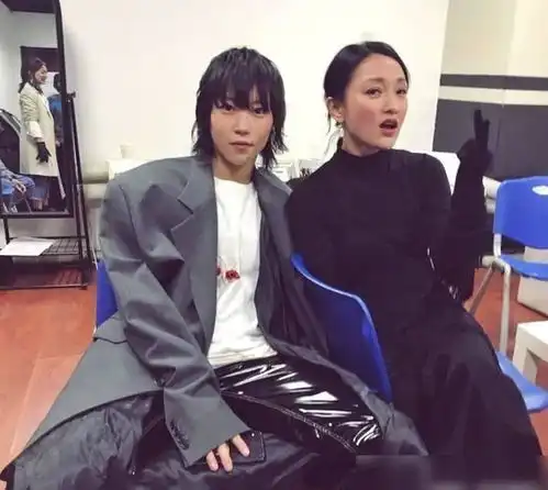 窦靖童秀新造型穿卫衣配花裤显时髦,鸳鸯眼一大一小太抢镜