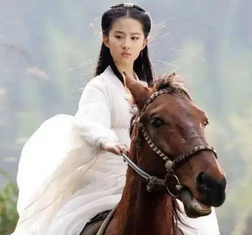 刘亦菲版小龙女雨中骑马戏为何被删剧照曝光后,这谁敢留着
