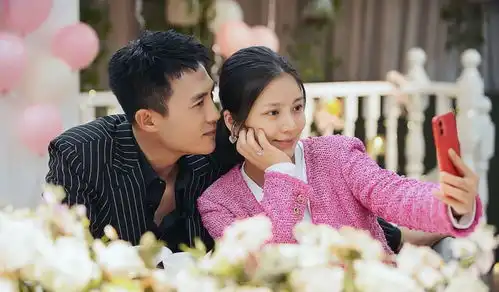 杜淳老婆素颜现身,产后火速恢复身材,因黑眼圈重在线求助网友
