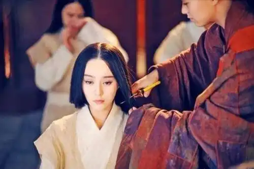 武则天为何没有削发为尼剃度前说了8个字,吓得老尼赶紧住手
