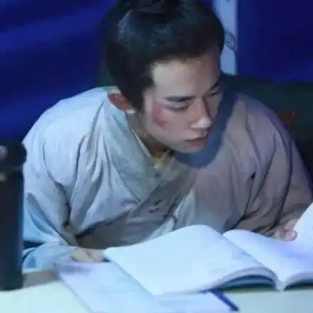 易烊千玺角色杀青导演给出高评价,粉丝做蛋糕庆祝
