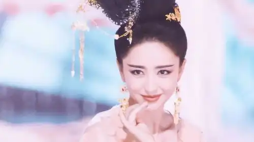 佟丽娅舞台表演翻车穿着像麻袋还疑似抄袭引争议,这锅应该谁背