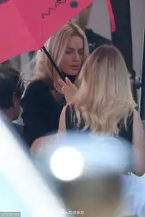 组图小丑女玛格特新片造型首曝光穿超短裙露性感美腿