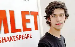 求本韦肖演出哈姆莱特的剧照,如果有视频就更好了