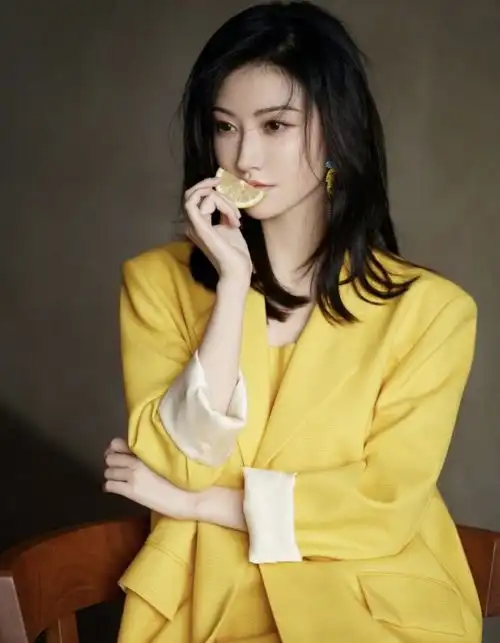 景甜的西装穿搭太有借鉴意义基础款单品搭配满满时尚感,超吸睛