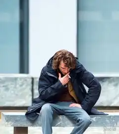 dc新片小丑全新片场照小丑当街摔倒浑身狼狈