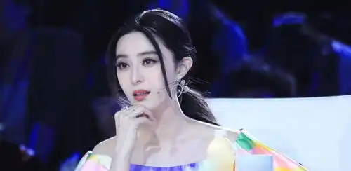 范冰冰露肩高开叉长裙,代言大牌晒性感照,复出循序渐进中