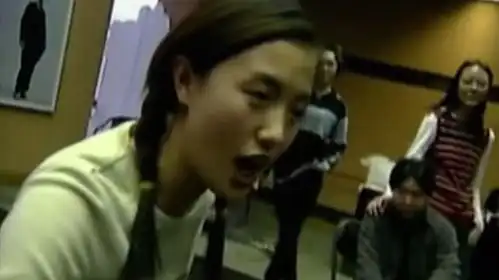 朱媛媛辛柏青在狂飙剧组间歇玩杀手游戏