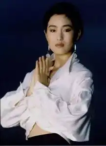 巩俐戛纳旧照惊艳,穿衬衫走红毯,没有p图的年代依然美出天际
