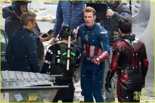 外媒曝复仇者联盟4大批片场照美国队长笑得像个孩子
