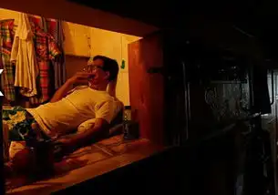 香港贫民蜗居笼屋,睡觉腿都伸不直
