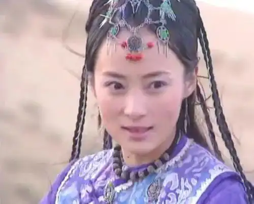 总觉得她的美貌被夸得有点夸张了
